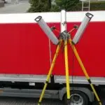 VIKING LIGHTING am Mast, montiert auf Metallhalterungen